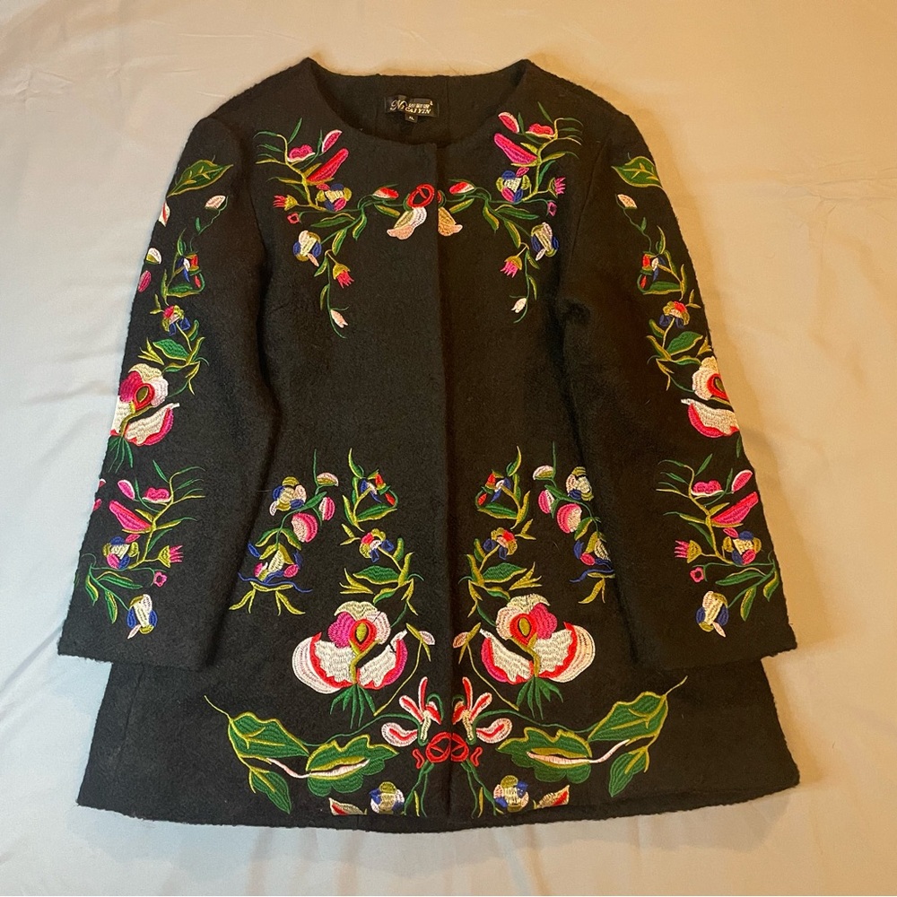 Elegant Vintage Embroidered Floral Black Jacket.
Size XL - Picture 11 of 15